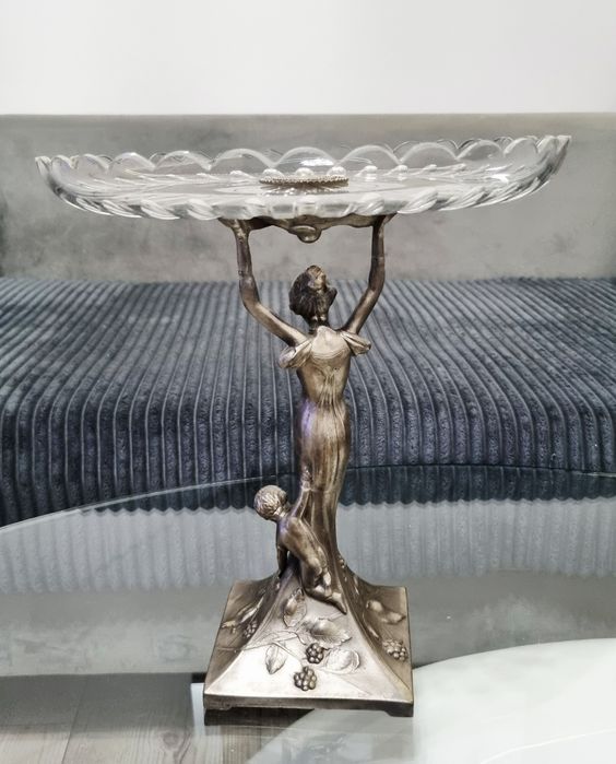 Posrebrzana i sygnowana patera z postacią kobiety i 2 dzieci, secesja