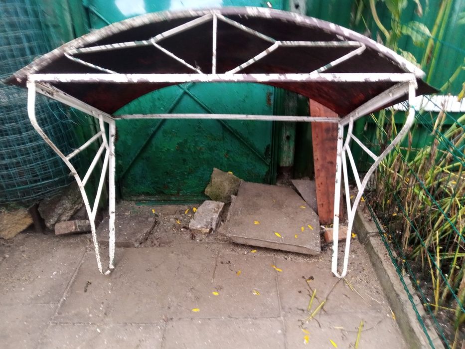 Навес для входной двери дома.