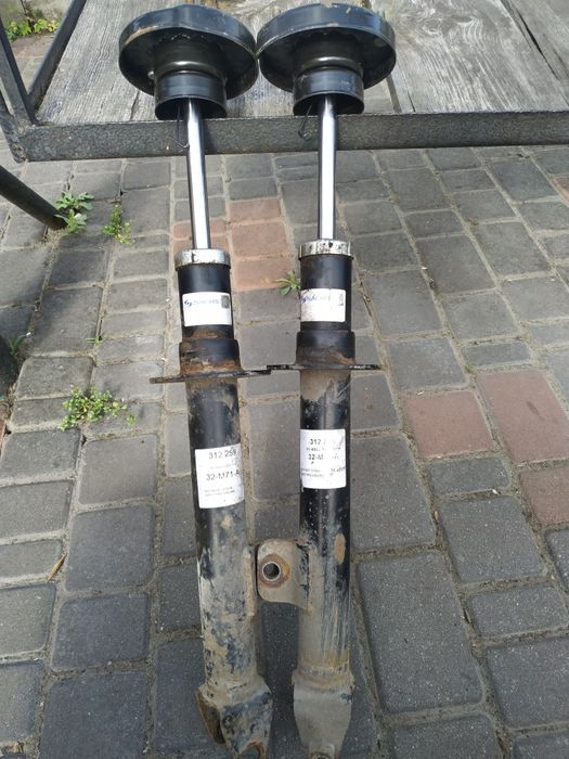 Амортизатори на крейслер 300Cпередні з упорними. Свічі ITL20