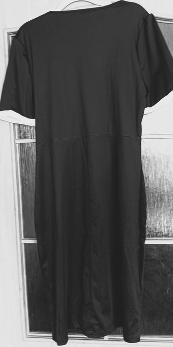 Sukienka czarna z dodatkami białymi