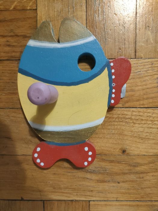 Drewniany wieszak w kształcie ryby – idealny do pokoju dziecka!