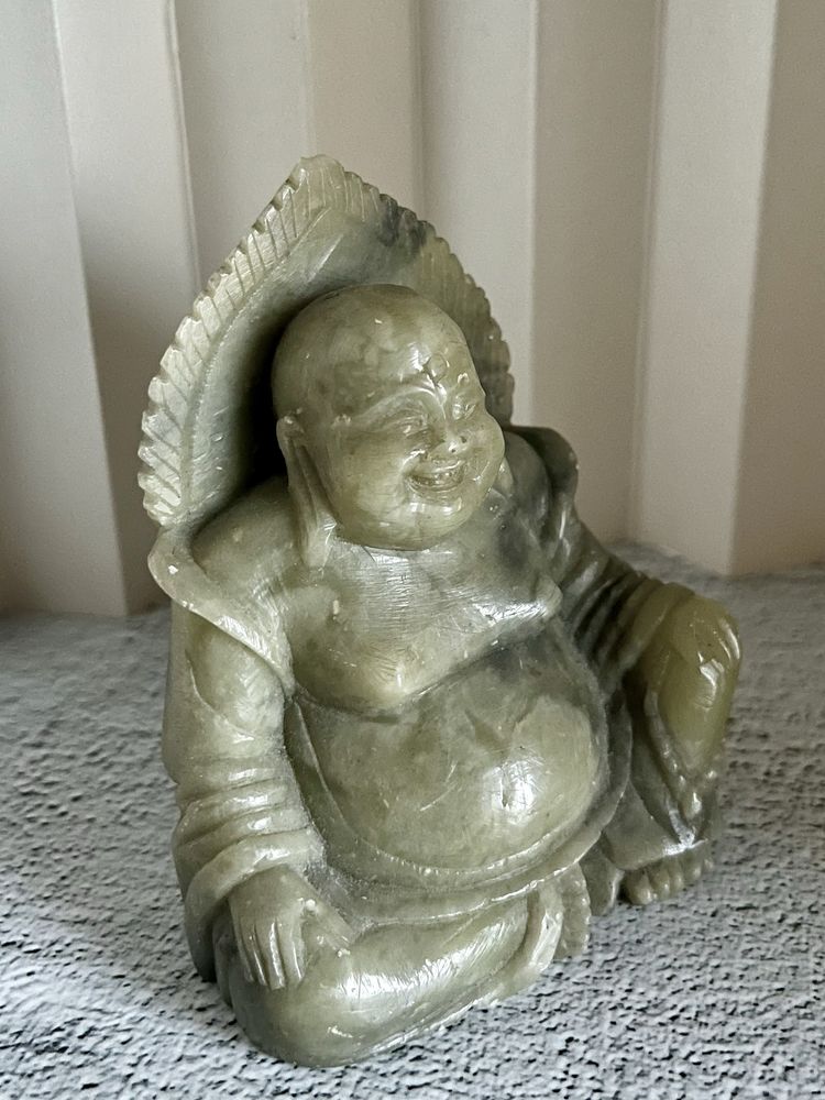 Śmiejący się Budda zielony kamień figurka PRL posążek rzeźba Buddy