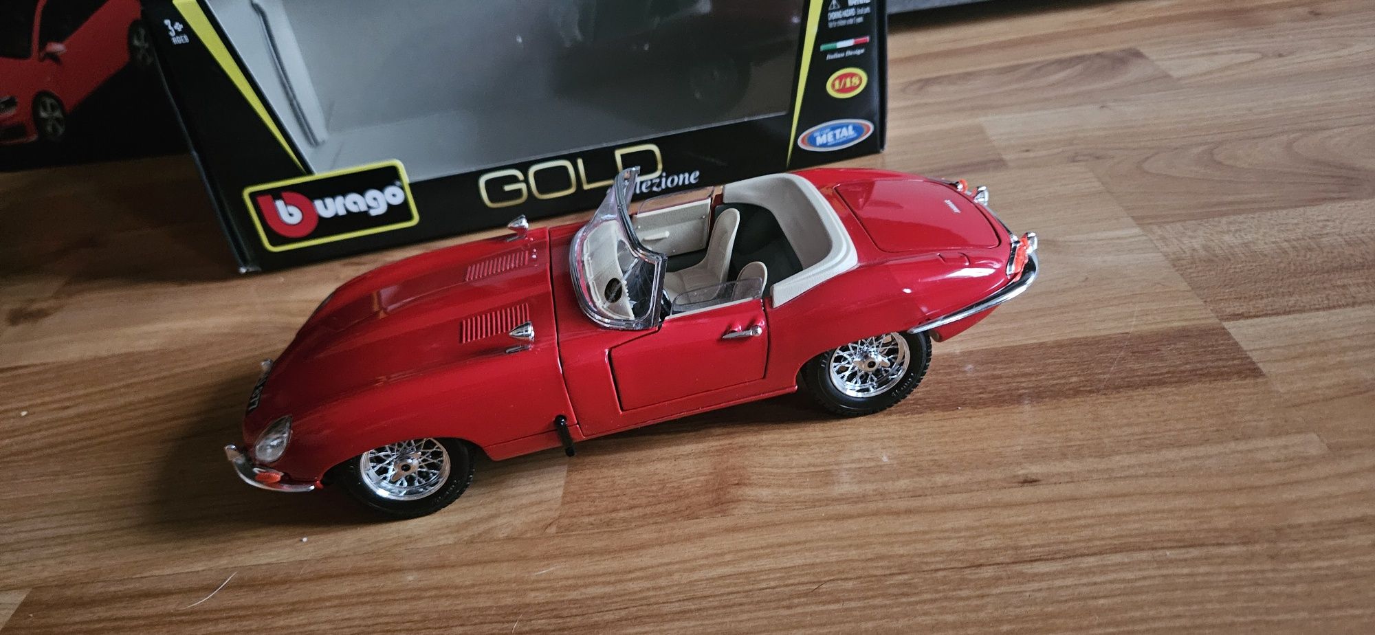 1:18 Burago Jaguar E Cabriolet