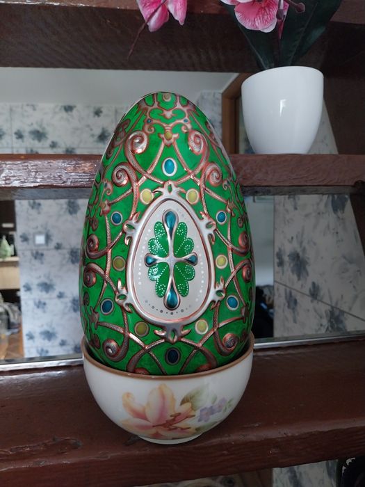 Jajko - puszka metalowe, duże, otwierane pudełko.