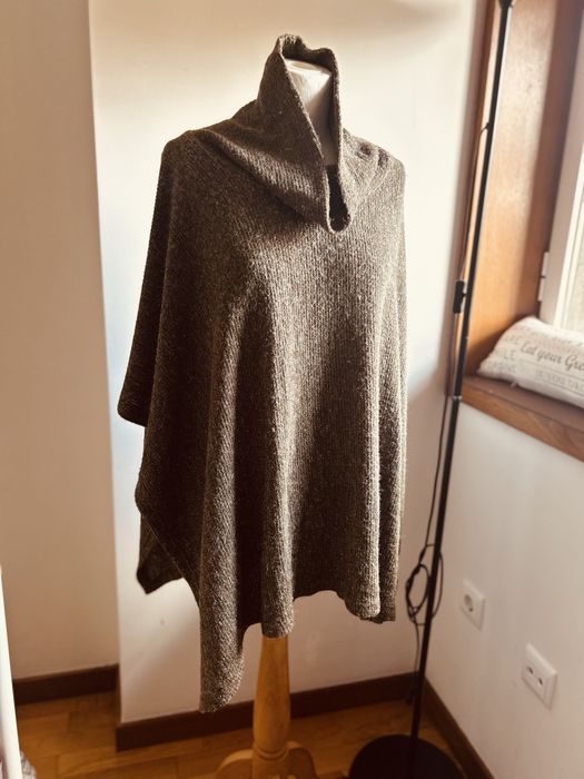 Ponche ou capa em tom verde sem marcas de uso