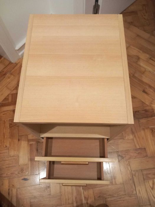 Mesa de cabeceira em madeira