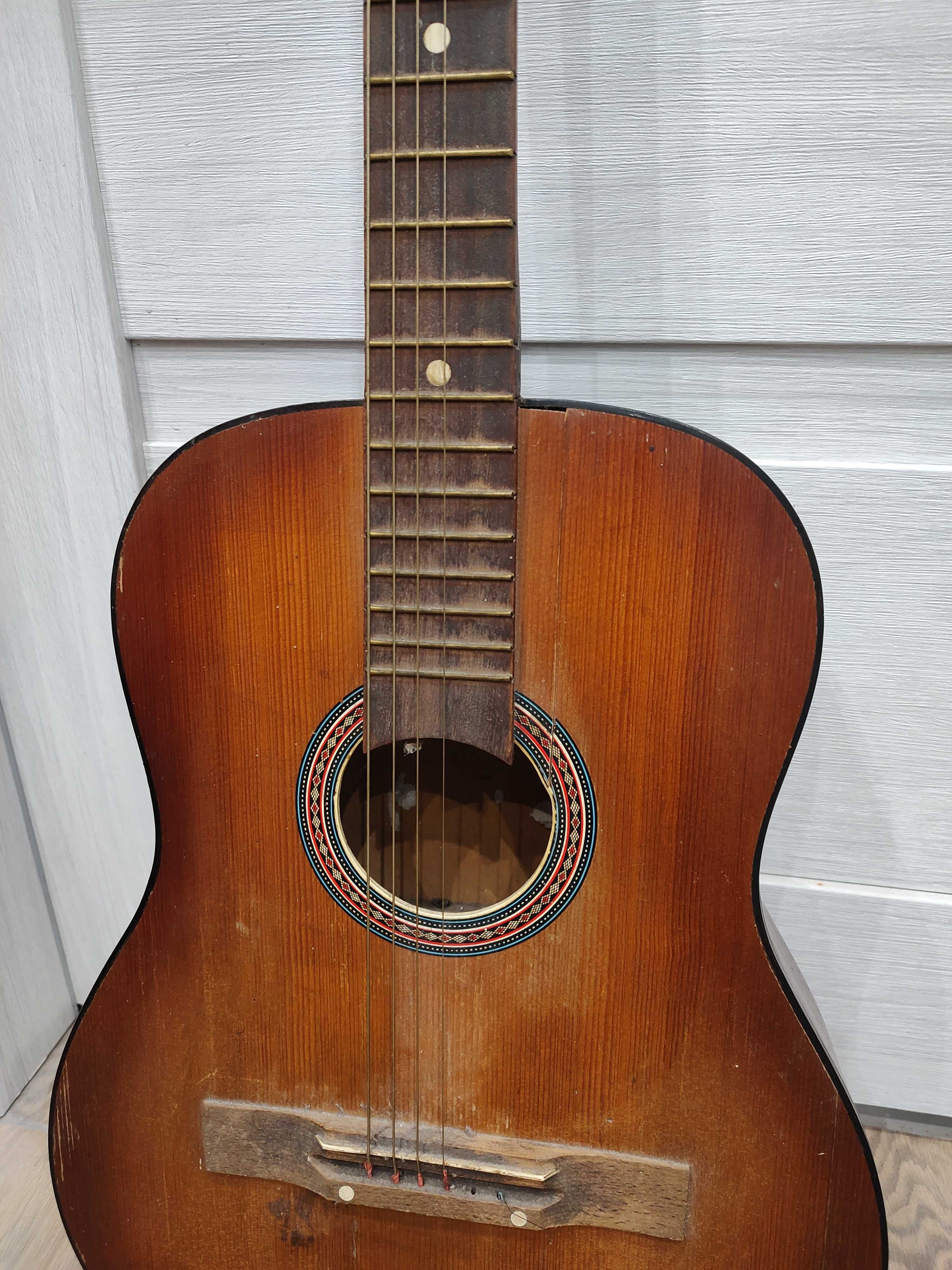 Starodawna gitara akustyczna akcesoria rzeczy prl