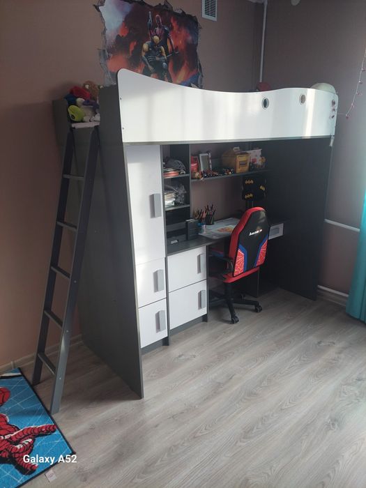 Łóżko piętrowe z biurkiem