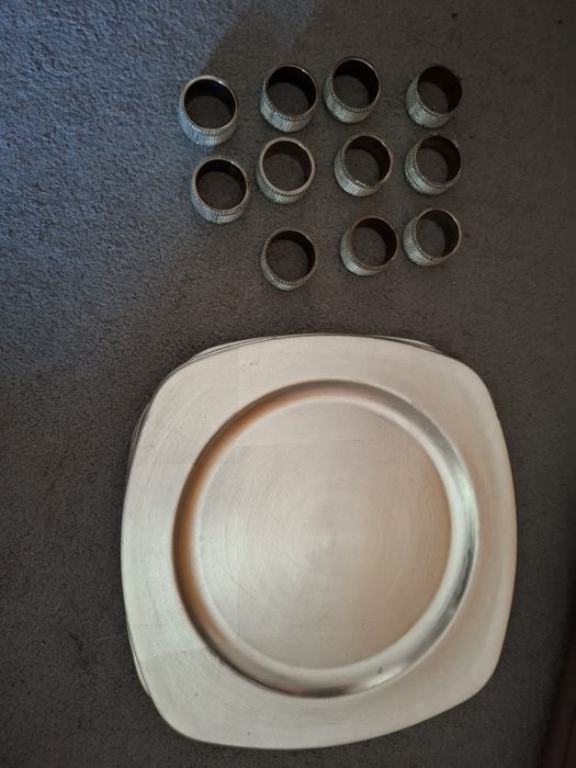 Bases de pratos e argolas de guardanapos prateados