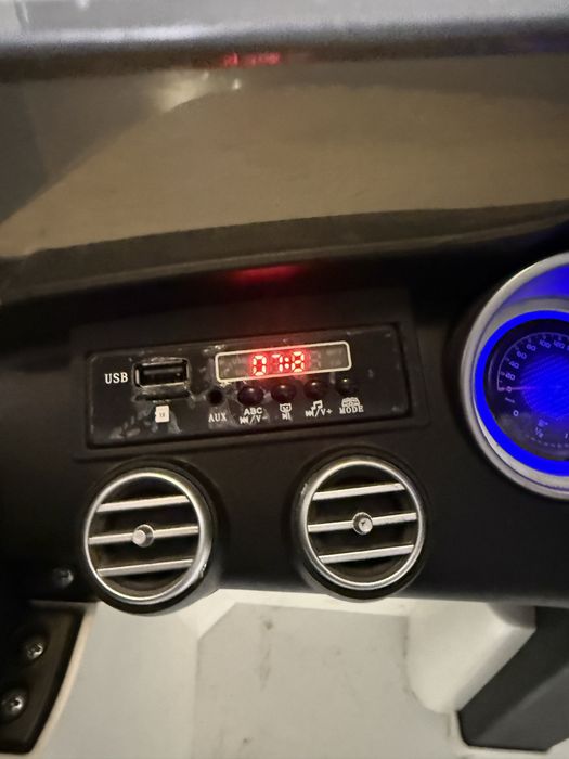 Дитяча машинка электромобиль