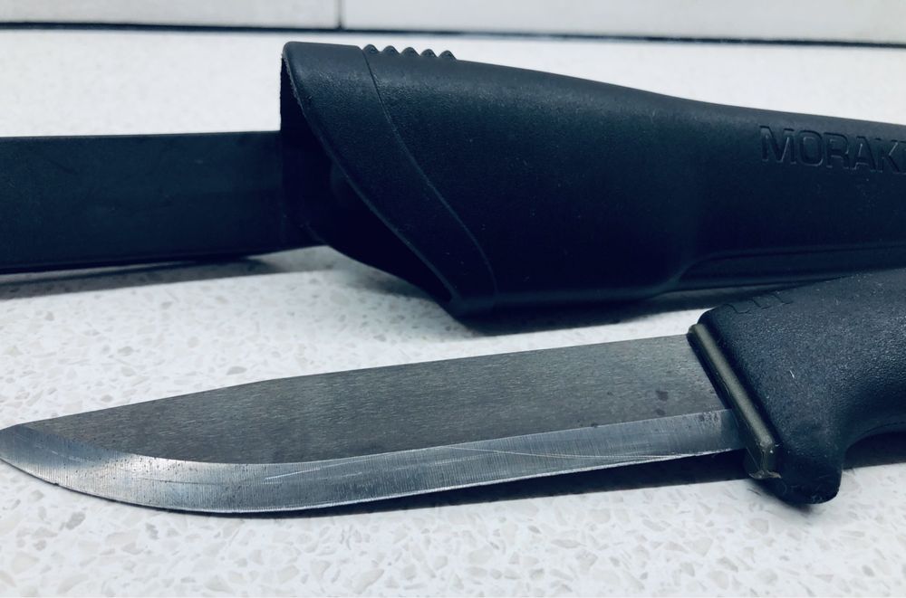 Nóż Mora Bushcraft Blackblade (C) z kaburą