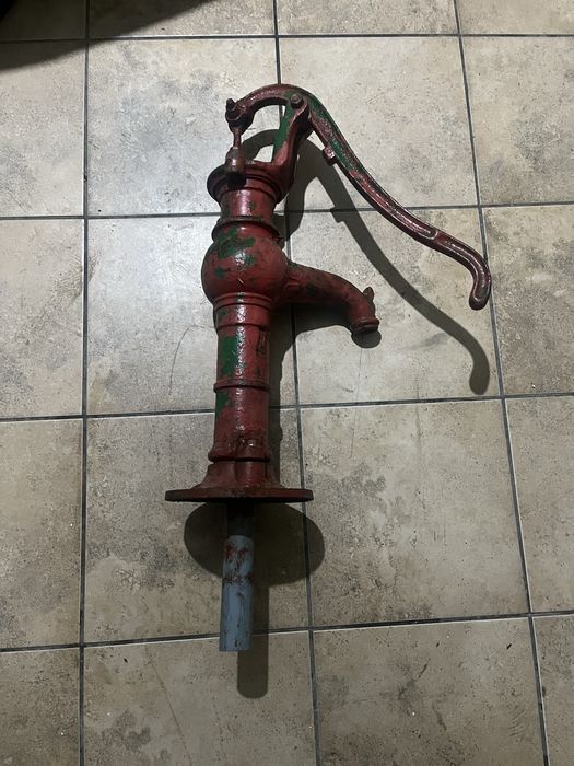 Bomba de água manual antiga