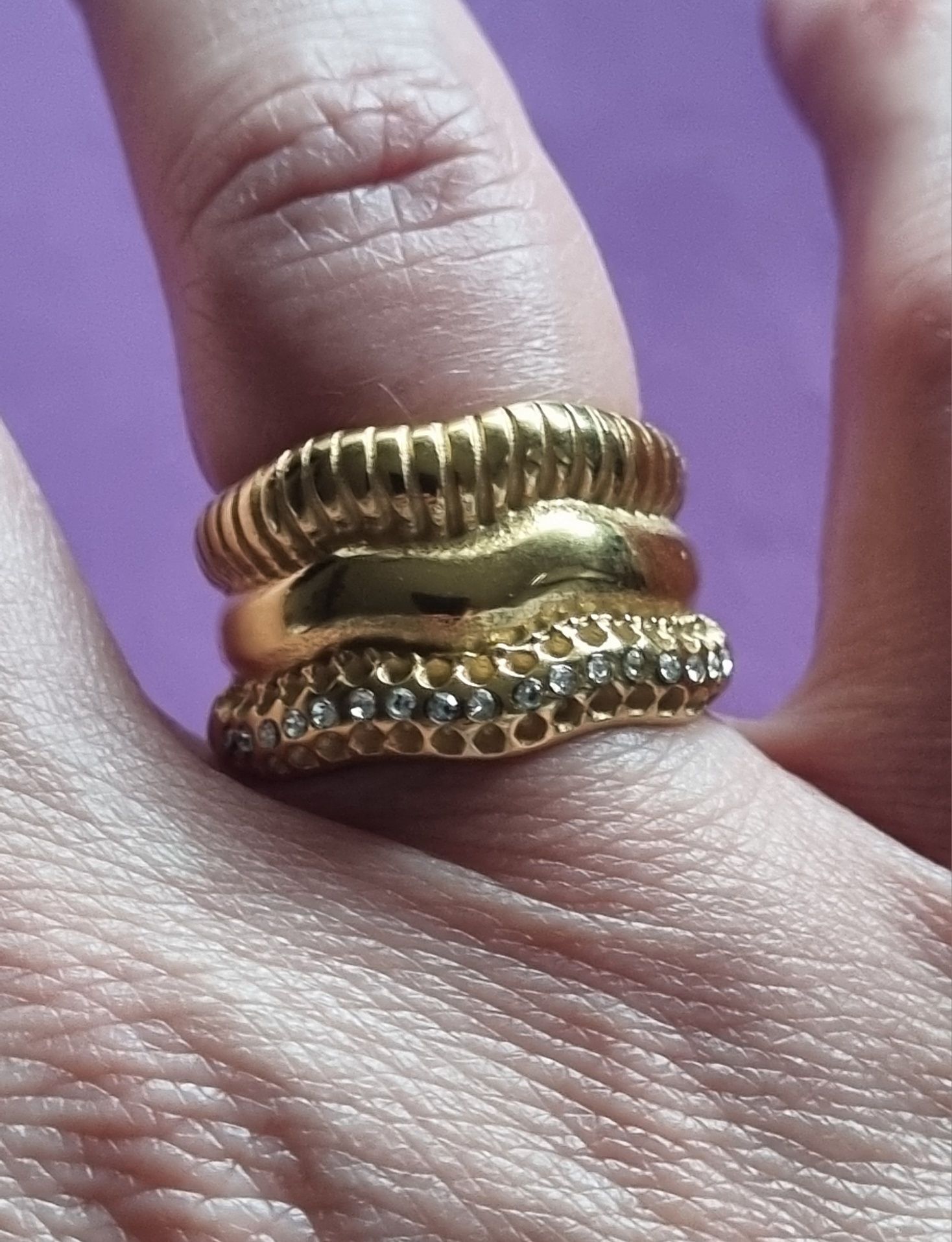 Anel dourado, em aço inoxidável, com zirconias. T17