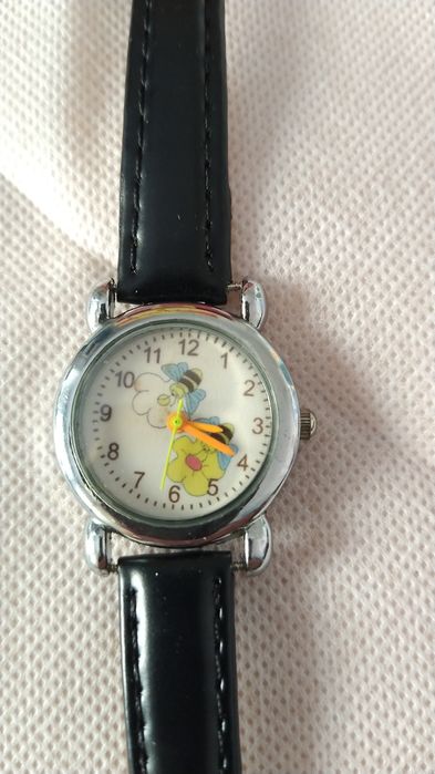 Vários relógios, adulto e criança