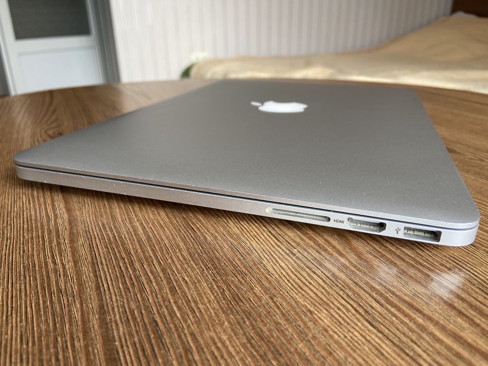 MacBook Pro 13’ 2015 (i7, 16gb, 1tb).