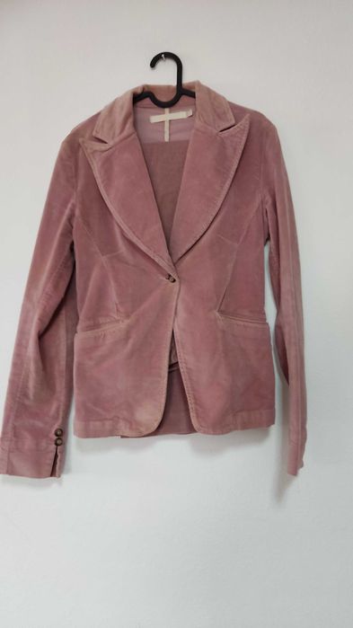 Blazers e blusões em tecido e em pele