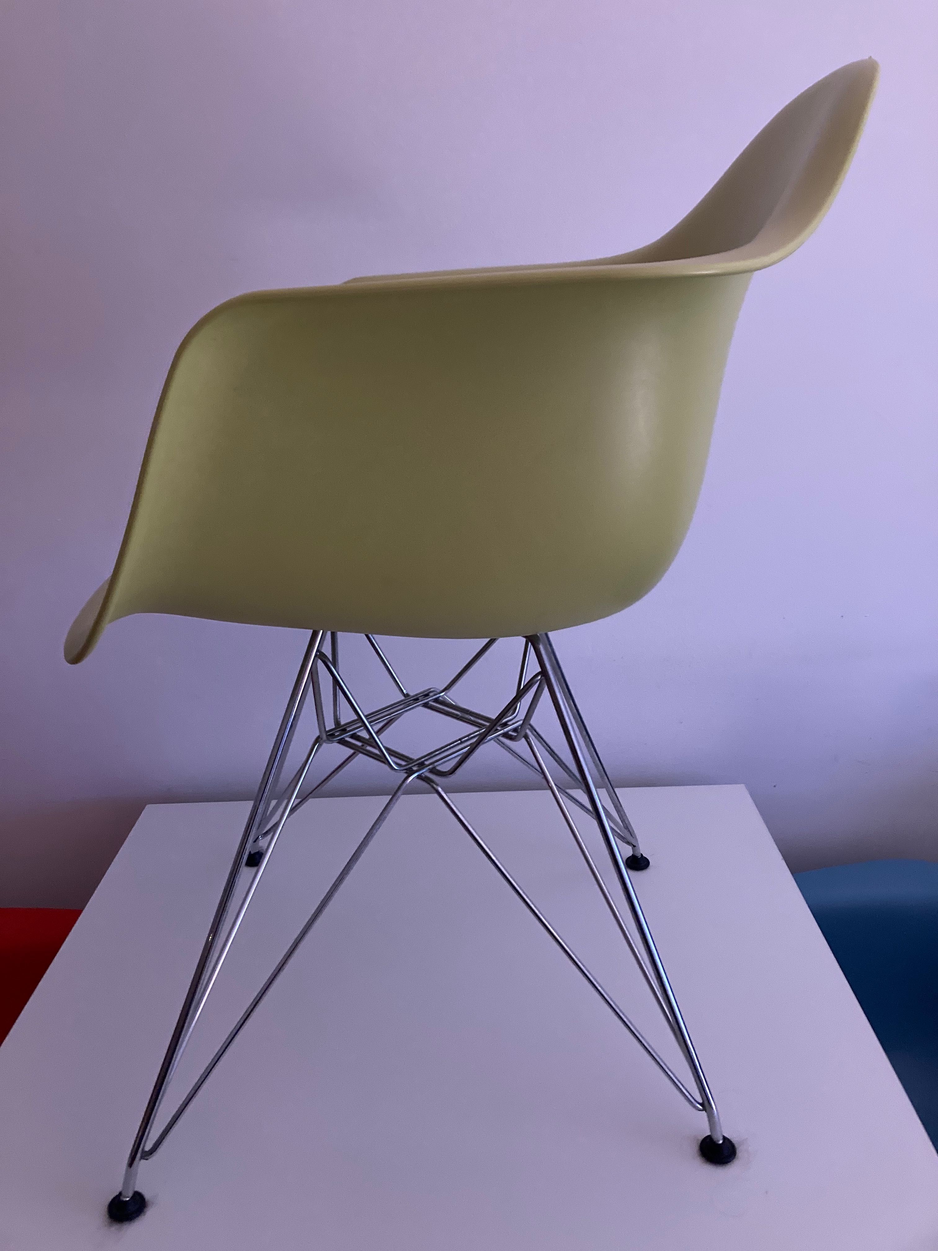 Cadeira original verde Charles & Ray Eames da Vitra para venda