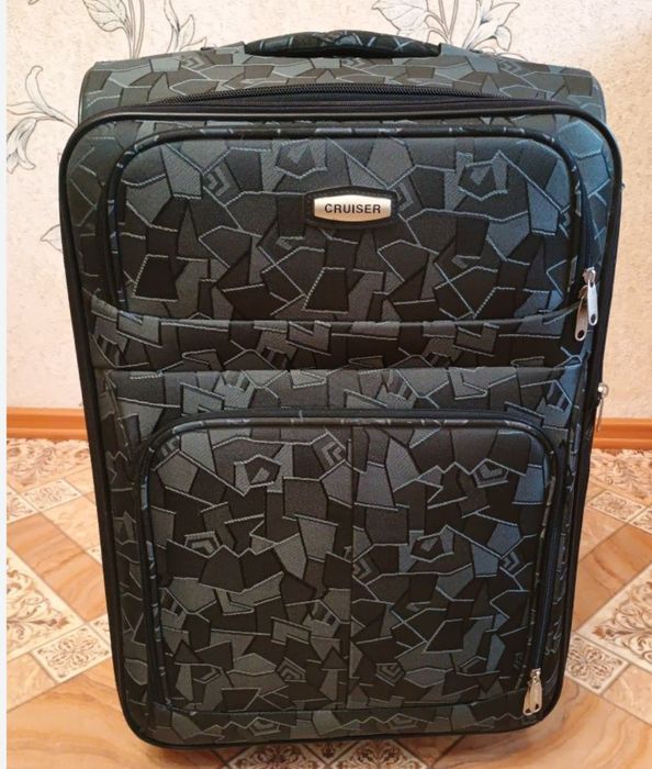 Чемодан черного цвета.