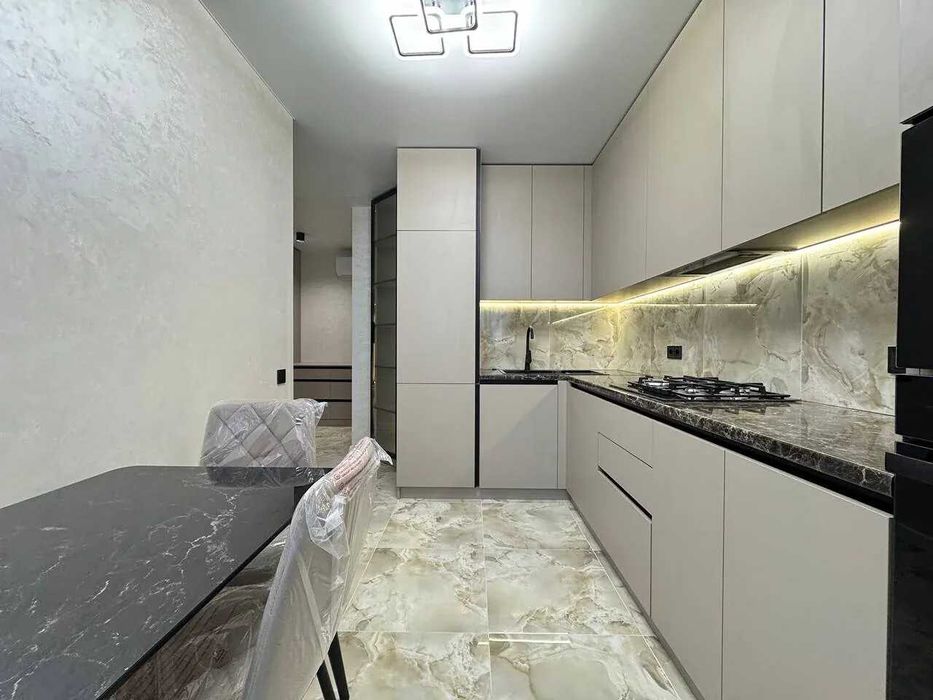 Двокімнатна з балконом поруч поруч університету