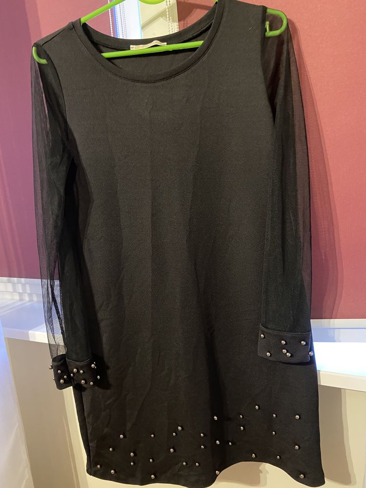 Mega elegancka mini czarna sukienka z perałkami i siatkowanym rękawem
