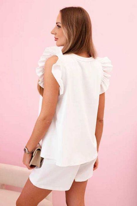 Komplet damski z falbanką – bluzka z krótkim rękawem i szorty z gumką