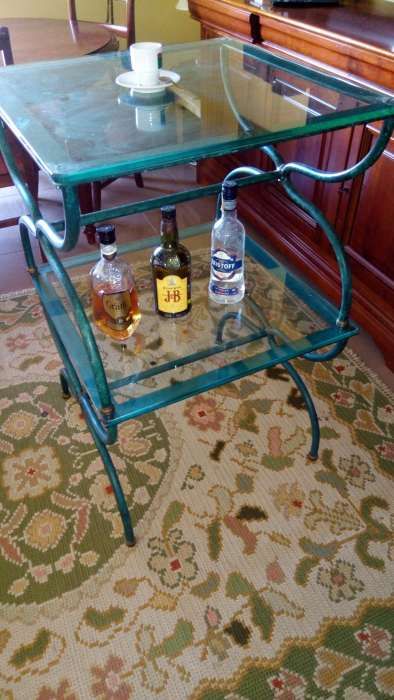 Duas mesas de apoio em ferro com tampo vidro