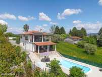 Moradia T3 em bom estado com varandas cobertas, terraço,piscina,jardim