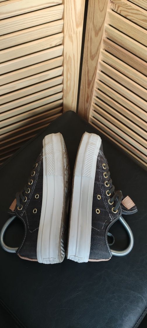 Converse na platformie płucienne że złotymi elementami rozmiar 36