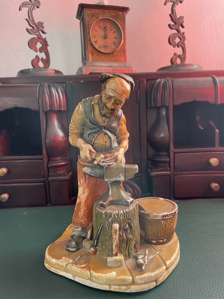 Figurka alabaster kowal