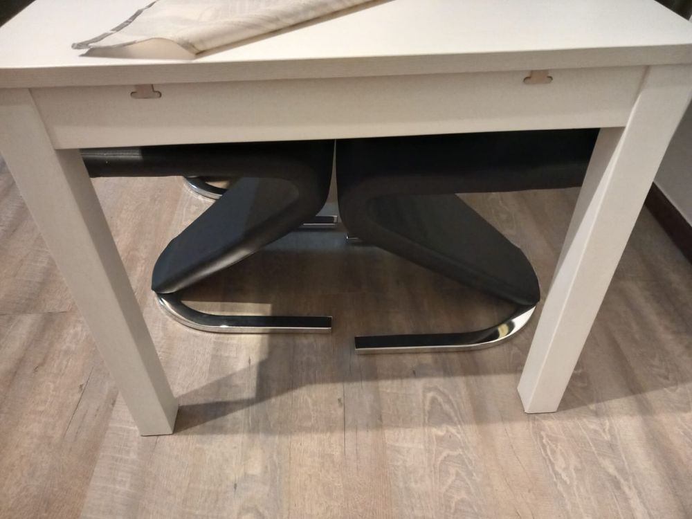Mesa e cadeiras de jantar