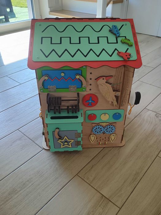 Drewniany domek manipulacyjny