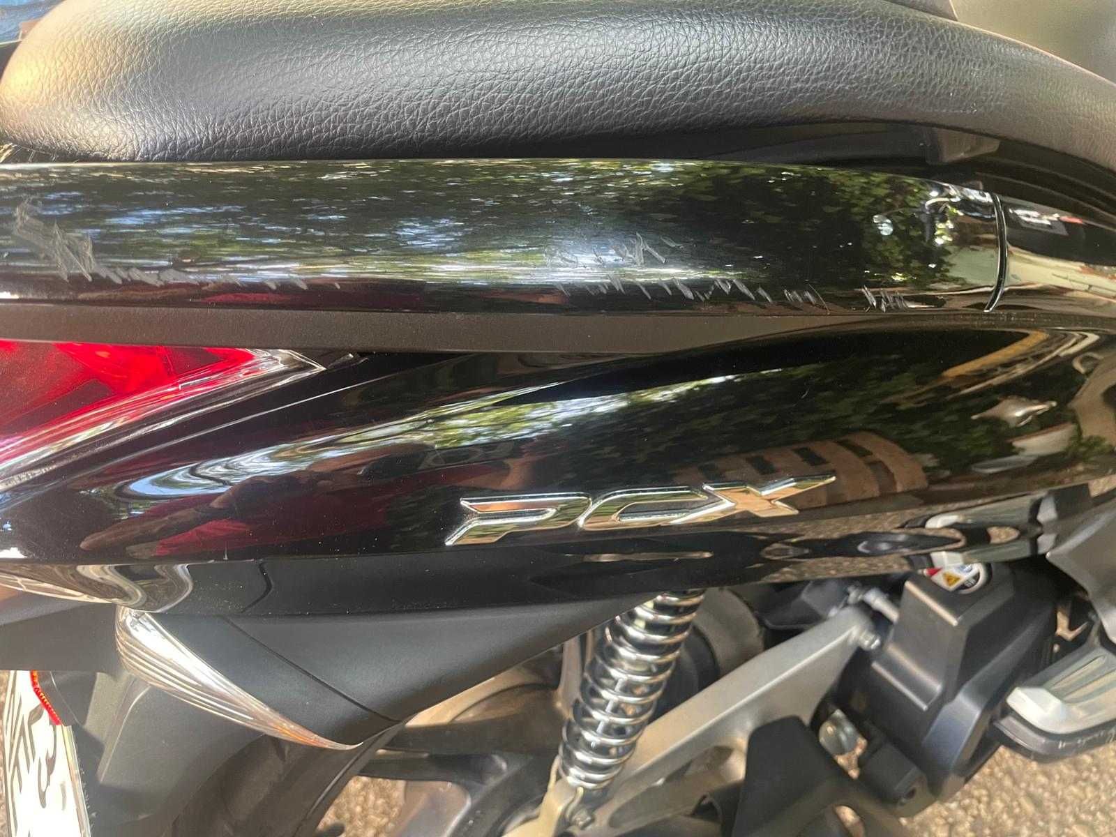 Vendo pcx 125 muito bem estimada e com. Poucos km