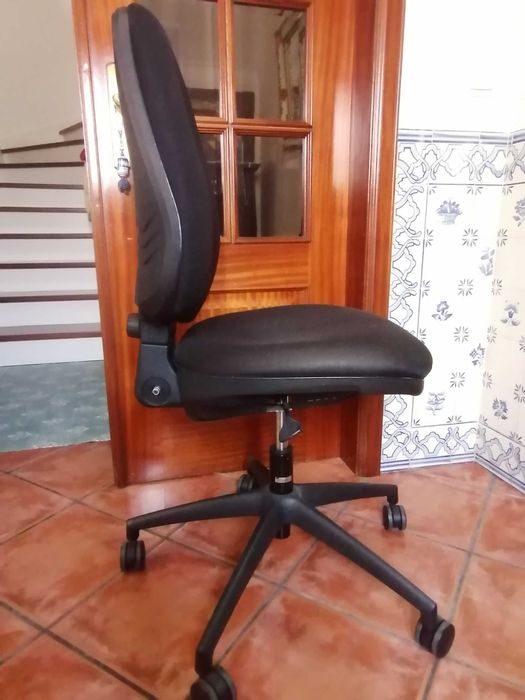 Cadeira de Escritório Semi-nova. Tenho 5 para venda.