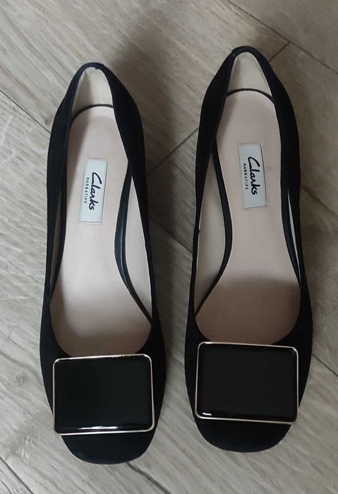 Czółenka na słupku Clarks