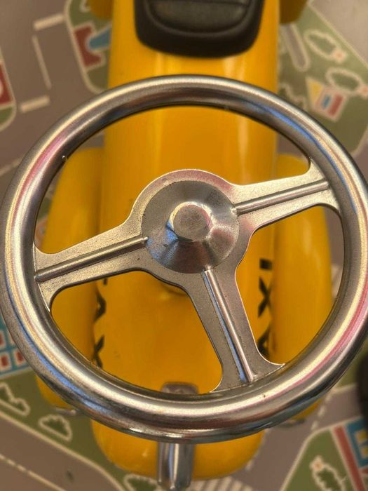 Carrinho "táxi" para criança