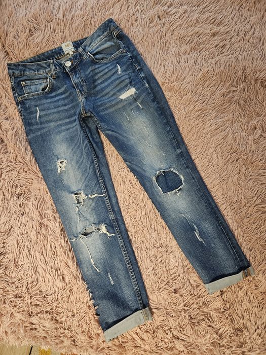 Jeansy z przetarciami