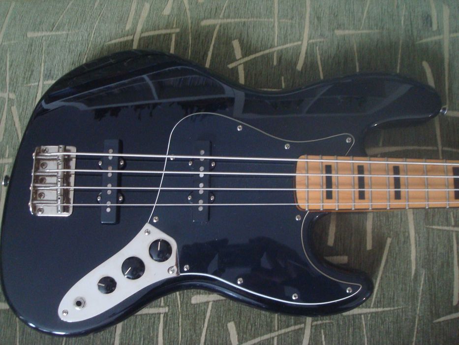 Продам бас гитару с комбоусителем