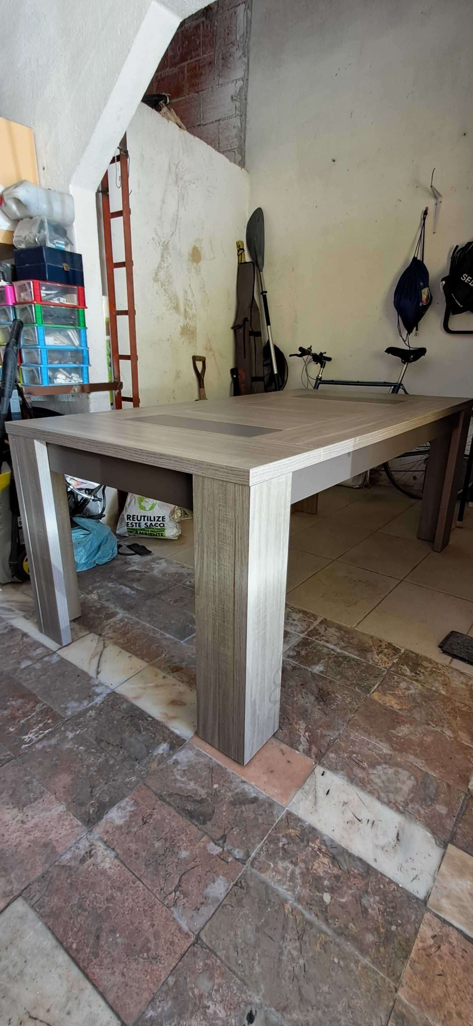 Mesa de jantar e movel de TV