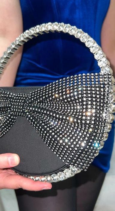Piękna torebka z kokardą i diamentową ramką z kryształami górskimi