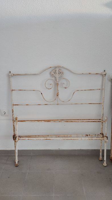 Cama de ferro antiga, de solteiro, vintage para desocupar