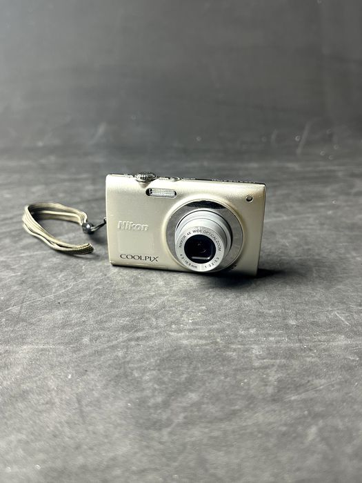 Цифровий фотоапарат Nikon coolpix S2500 в робочому стані
