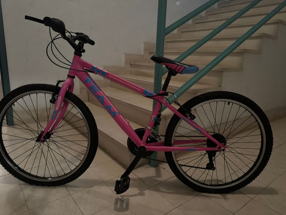 Bicicletas, uma femenina, 2 masculinos e uma de criança