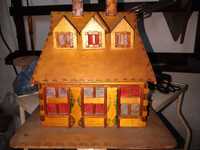 drewniany domek z zdejmowanym dachem