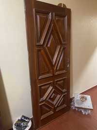 GRÁTIS - Porta em madeira maciça, de entrada de apartamento