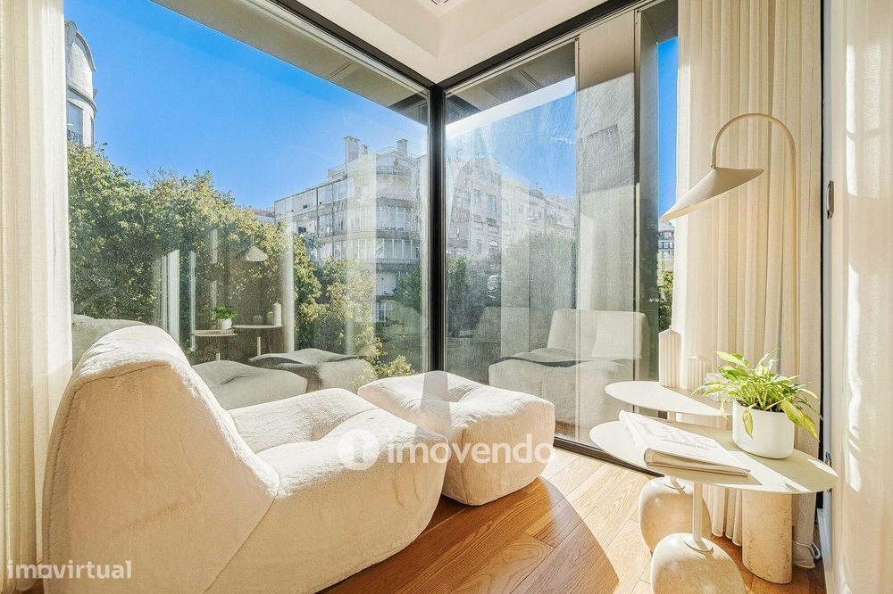 Apartamento T2 de luxo, com estacionamento, nas Avenidas Novas