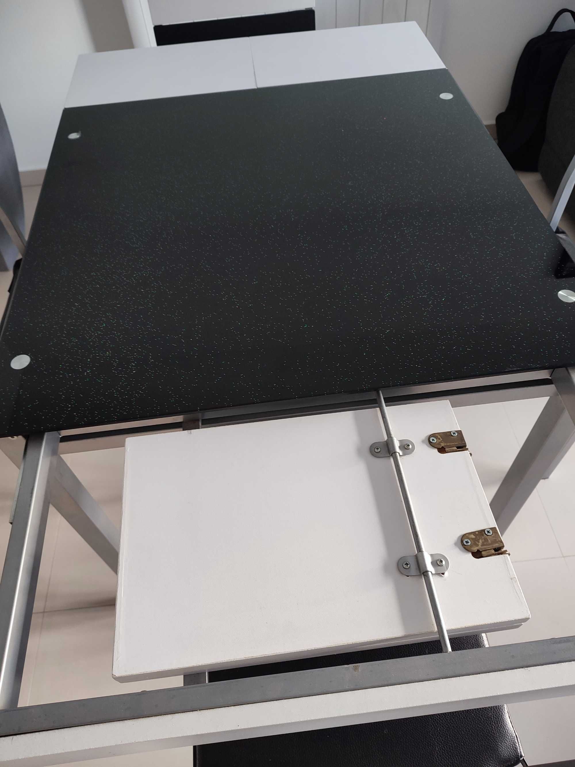 Mesa extensível tampo vidro + 4 cadeiras