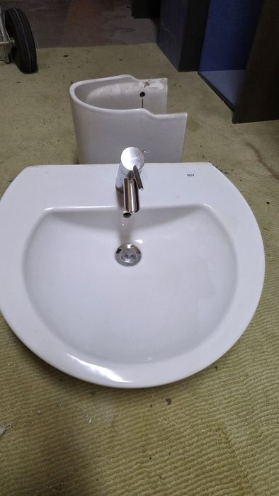 Umywała ROCA z syfonem i baterią HansGrohe