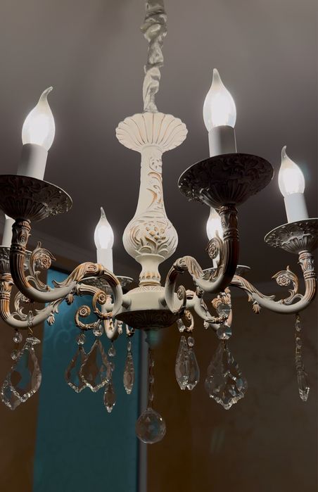 Продам очень красивую хрустальную  люстру