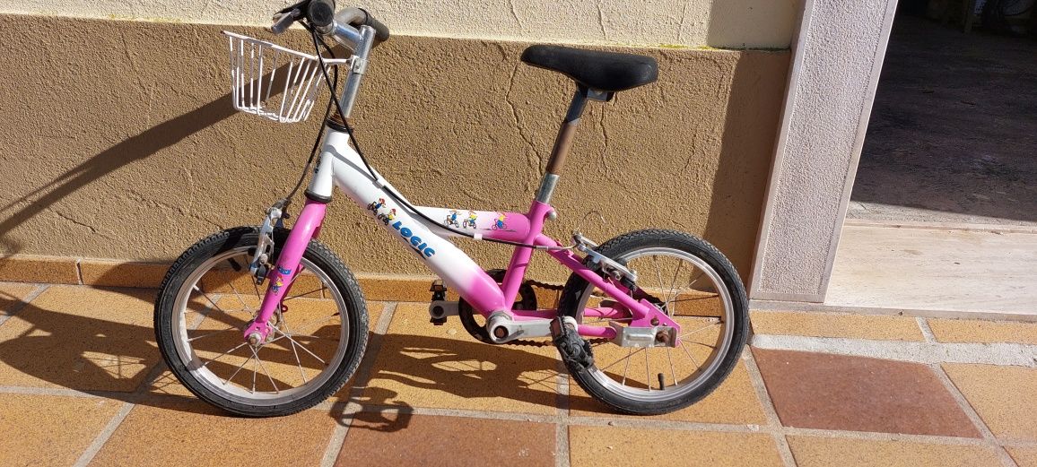 Bicicleta de criança rosa com cesto de compras
