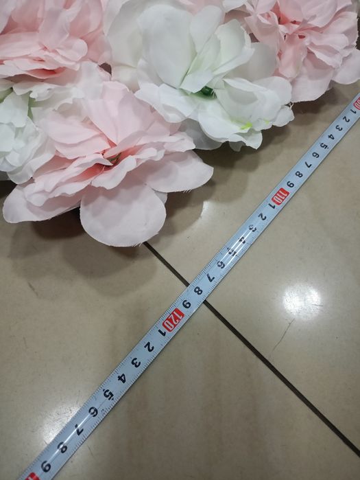 Ścianka kwiatowa tło do zdjęć fotografia ślubna białe kwiaty różowe